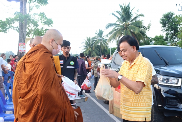 กิจกรรมส่งท้ายปีเก่าต้อนรับปีใหม่ 2567 ร่วมทำบุญตักบาตร ข้าวสาร - อาหารแห้ง พระสงฆ์ จำนวน 34 รูป