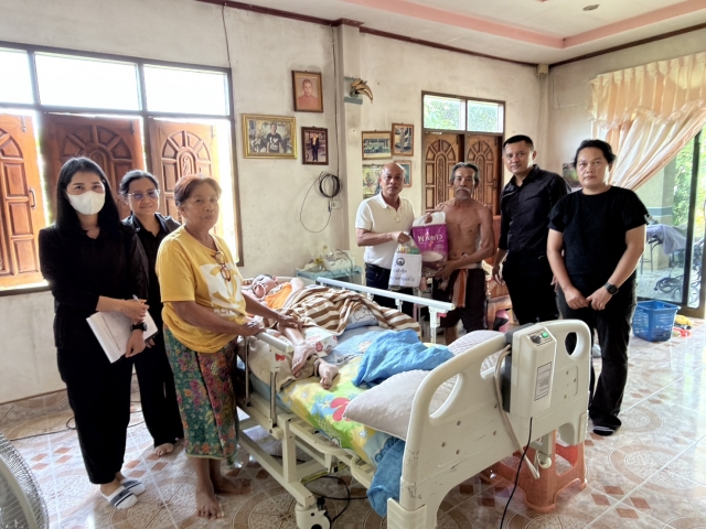 มอบถุงยังชีพให้ความช่วยเหลือประชาชนกลุ่มเปราะบาง ในพื้นที่เทศบาลตำบลที่วัง (2)