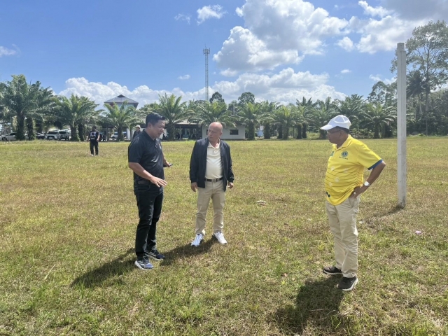 ลงพื้นที่ตรวจสอบสภาพสนามฟุตบอลโรงเรียนก้างปลาวิทยาคม