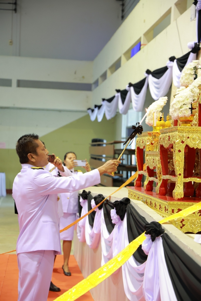 เทศบาลตำบลที่วัง ร่วมพิธีถวายน้ำสรงพระบรมศพเบื้องหน้าพระฉายาลักษณ์ สมเด็จพระนางเจ้าสิริกิติ์ พระบรมราชินีนาถ พระบรมราชชนนีพันปีหลวง 