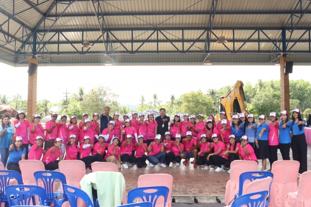 บริษัท ปูนซีเมนต์ไทย (ทุ่งสง) จำกัด มอบหมวกสนับสนุนให้แก่ชุดรวมพลังแอโรบิคเพื่อสุขภาพตำบลที่วัง 